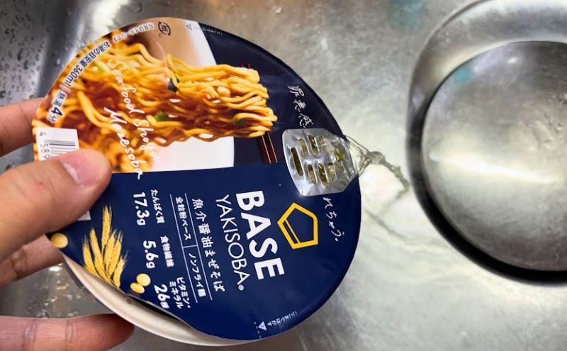 BASE YAKISOBA(ベース焼きそば)>調理方法(共通)>湯を切る