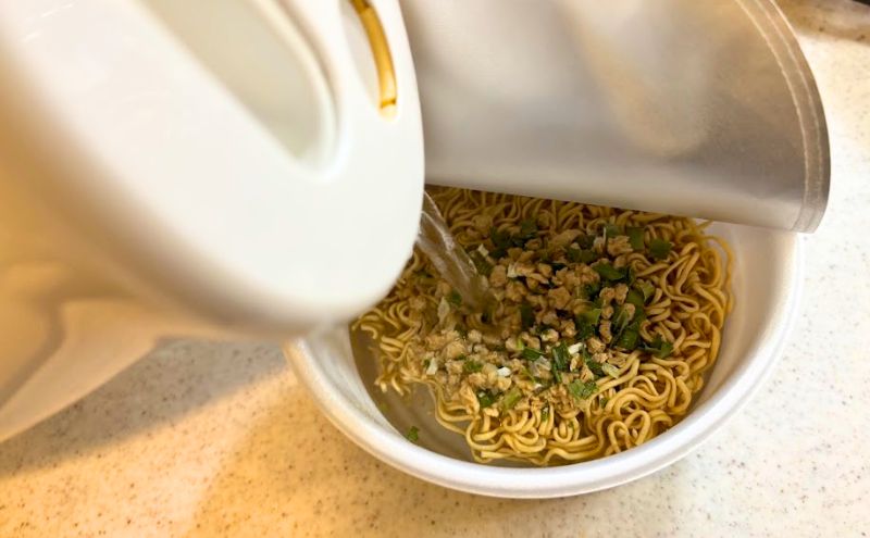 BASE YAKISOBA(ベース焼きそば)>調理方法(共通)>湯を注ぐ