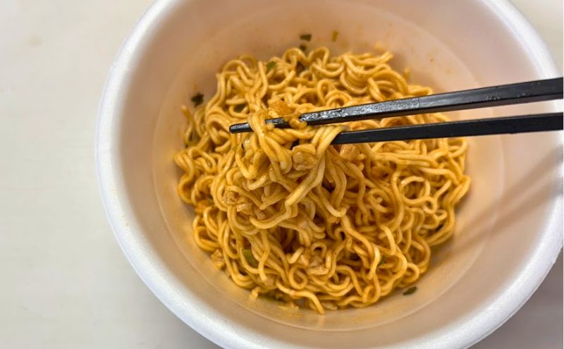 ベース 焼きそば:トムヤムまぜそばはたくさんのハーブが香る