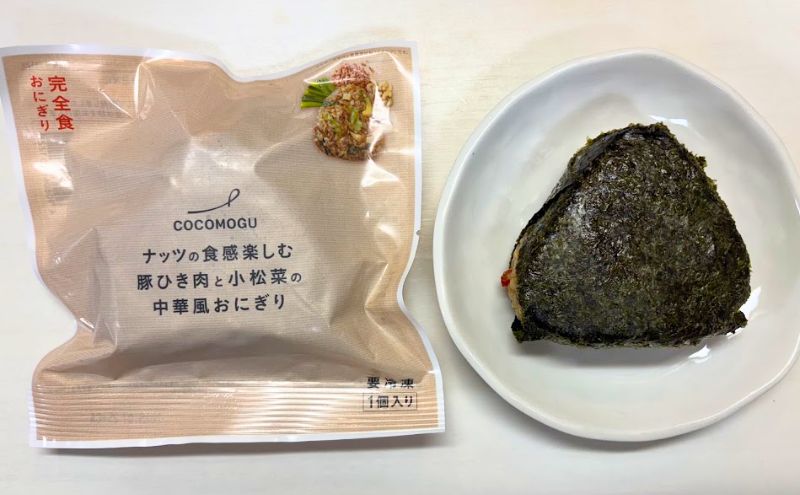 COCOMOGUの商品名に込められた想い:ナッツの食感楽しむ豚ひき肉と小松菜の中華風おにぎり