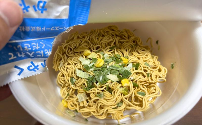 ベースラーメンの調理方法:かやくを入れる