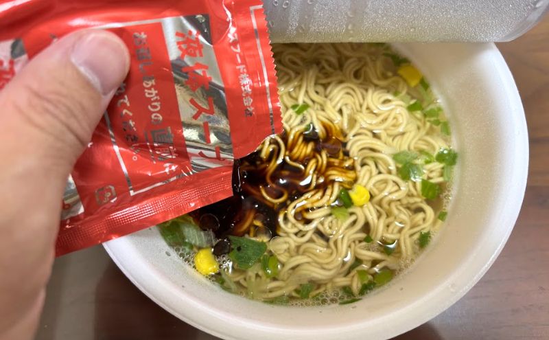 ベースラーメンの調理方法:液体スープを入れる