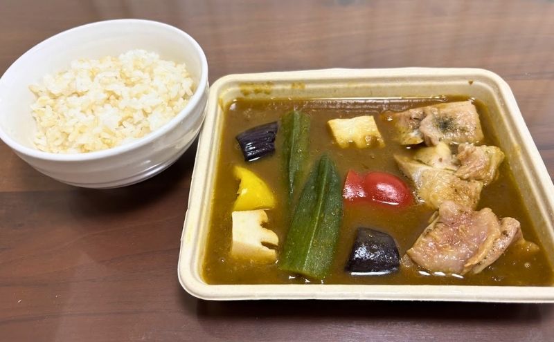 ハーブチキンカレーとチャツネのアクセント