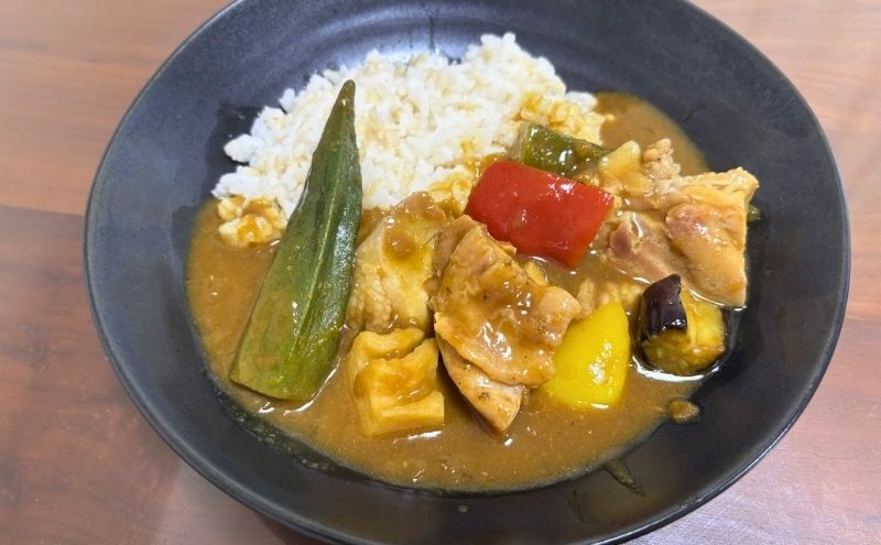 デリピックス>ハーブチキンカレーとチャツネのアクセント:盛り付け
