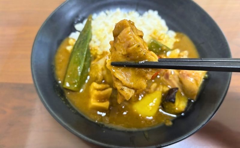 デリピックス>ハーブチキンカレーとチャツネのアクセント:チキンのアップ