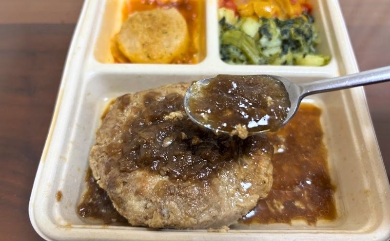 デリピックス>ハンバーグ 飴色玉ねぎのシャリアピンソース:お肉+ソースのアップ
