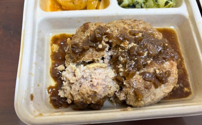 デリピックス>ハンバーグ 飴色玉ねぎのシャリアピンソース:お肉のアップ