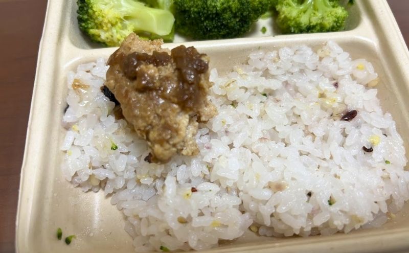 デリピックス>雑穀ごはんとブロッコリー:ご飯のアップ