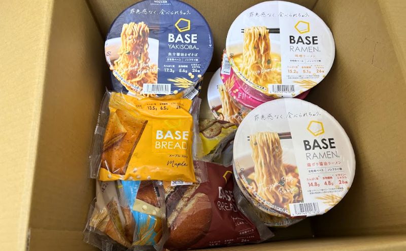 公式サイトならベース焼きそばとベースラーメンを自由に組み合わせて選べる(届いた箱)