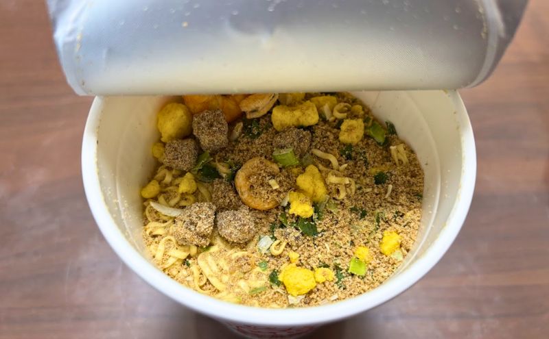 昼ご飯をカップ麺で済ませる