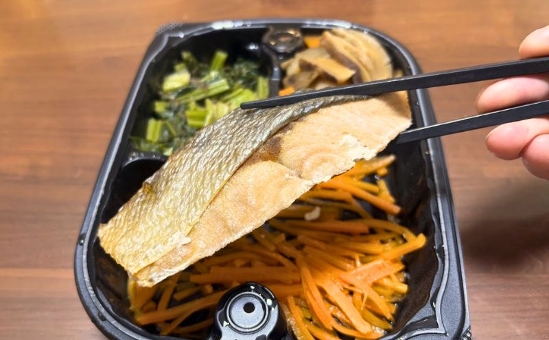 美食弁当1食目:北海道産 鮭の塩焼き>鮭のアップ