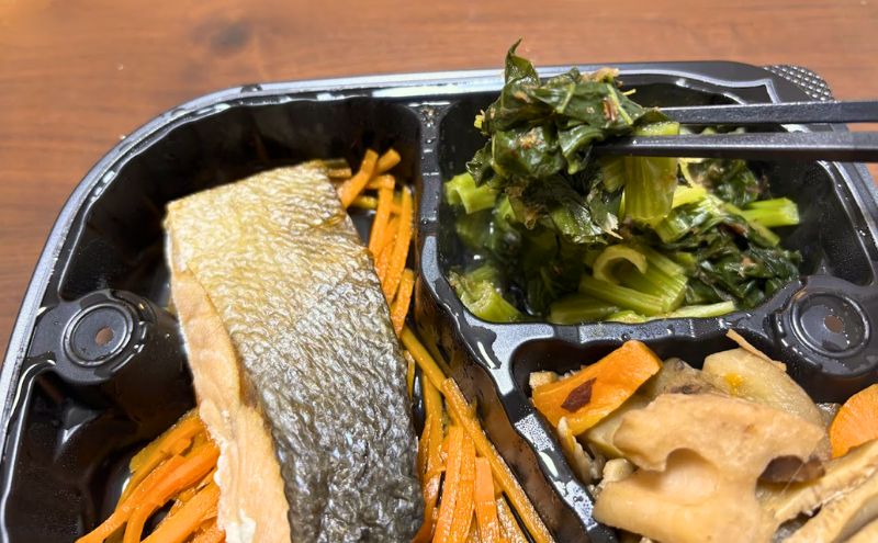 美食弁当1食目:北海道産 鮭の塩焼き>ほうれん草
