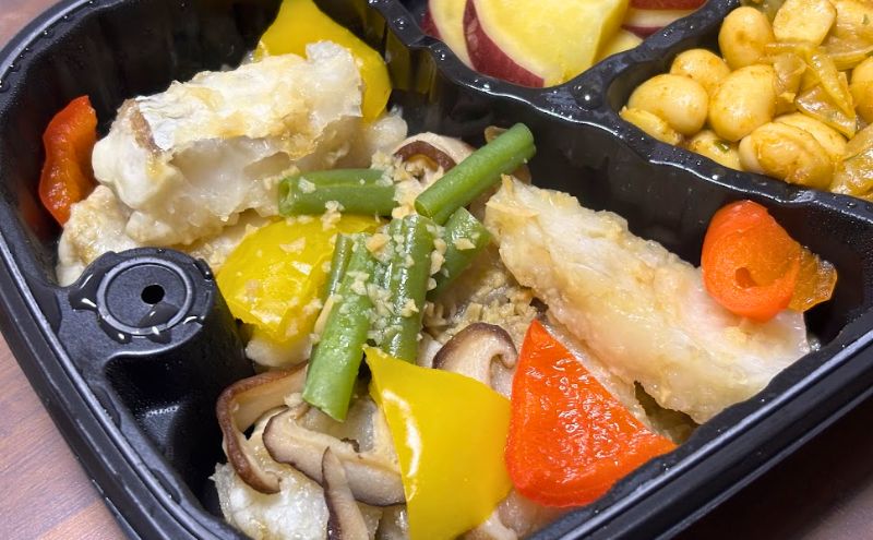 美食弁当の2食目:三陸産さくら真鱈と彩野菜の醤油バター炒め>タラのアップ