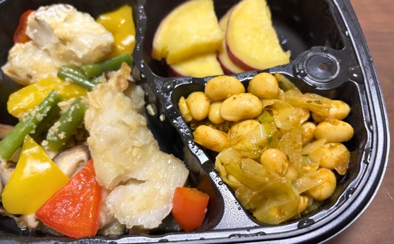 美食弁当の2食目:三陸産さくら真鱈と彩野菜の醤油バター炒め>豆