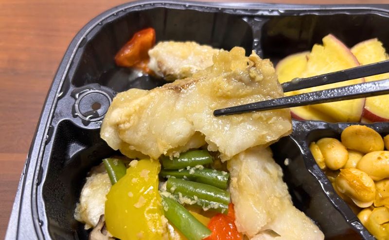 美食弁当の2食目:三陸産さくら真鱈と彩野菜の醤油バター炒め>タラアップ