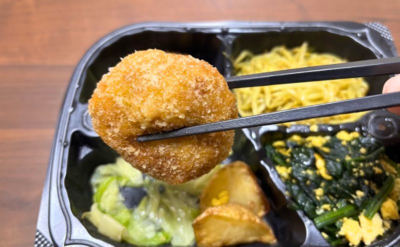 美食弁当4食目:石見ポークの手作りメンチカツ>メンチのアップ