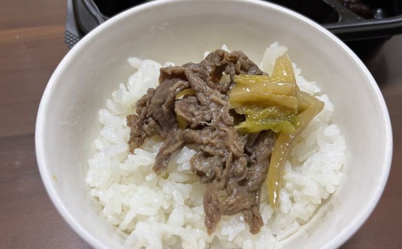 美食弁当3食目:国産牛のすき焼き>肉のせご飯