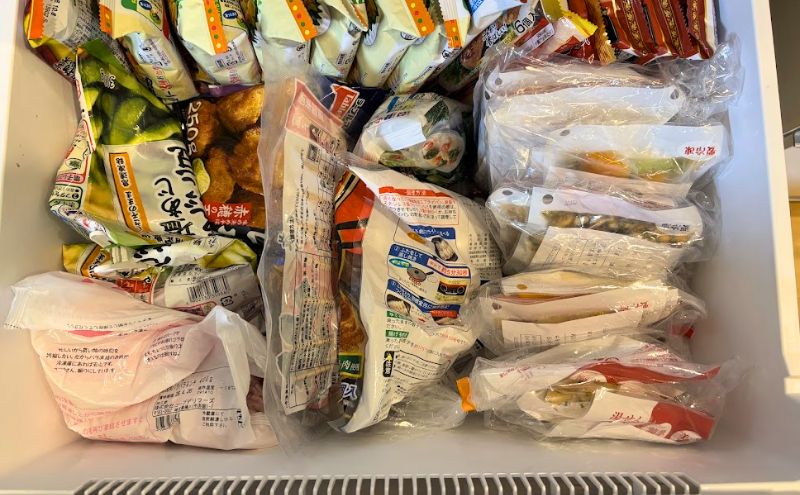 わんまいる健幸ディナーを冷凍庫にしまう