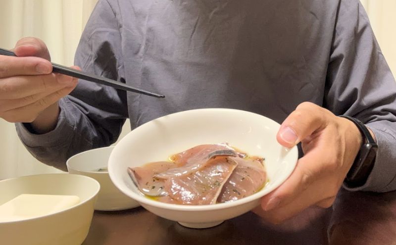 宅配食クーポンで損しない選び方のまとめ、宅配惣菜を食べる様子