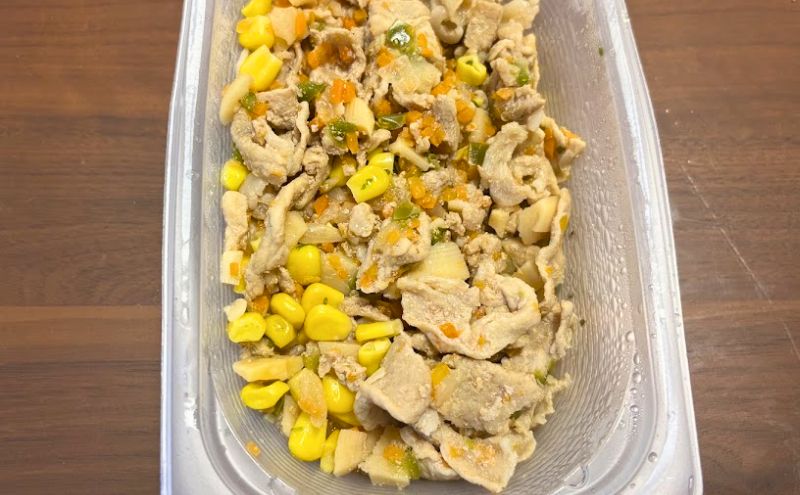 シェフの無添つくりおき:国産豚と5種野菜のピラフの具(主菜)