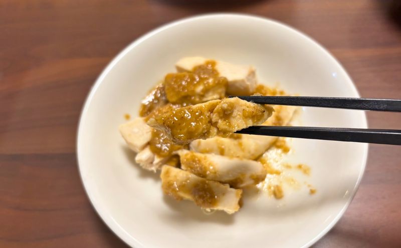 フィットディッシュの蒸し鶏のごまソースがけの鶏肉アップ