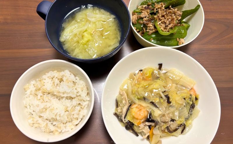 シェフの無添つくりおき:八宝菜にご飯と味噌汁を添えた食卓