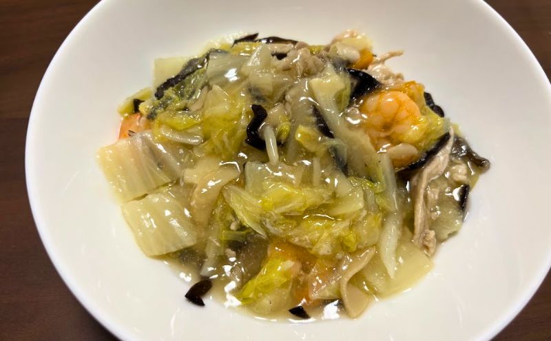 シェフの無添つくりおき:八宝菜を皿に盛り付け