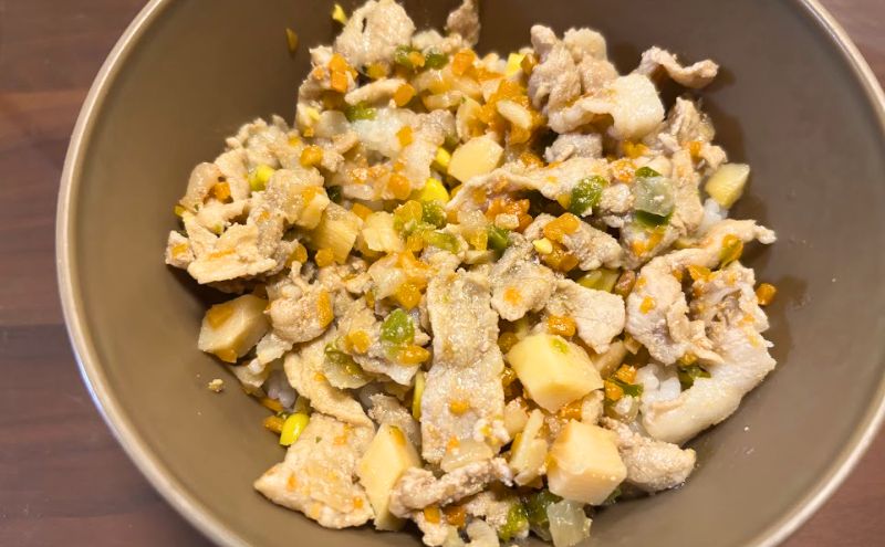 シェフの無添つくりおき:ピラフの具をご飯に混ぜた丼
