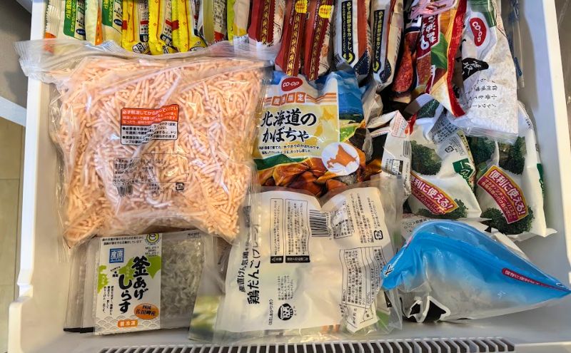わが家の冷凍庫の引き出し。コープデリのパラパラミンチ・北海道のかぼちゃ・冷凍ブロッコリーが並ぶ