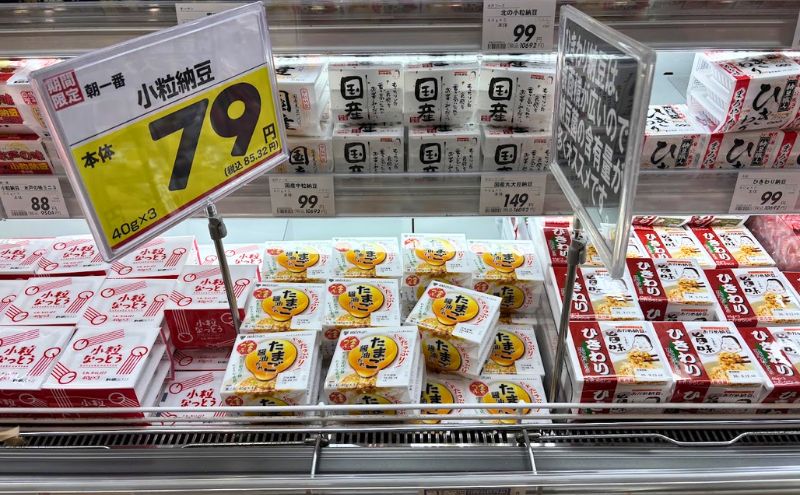 近所のスーパーの納豆売り場。小粒納豆が本体79円でコープデリより安い