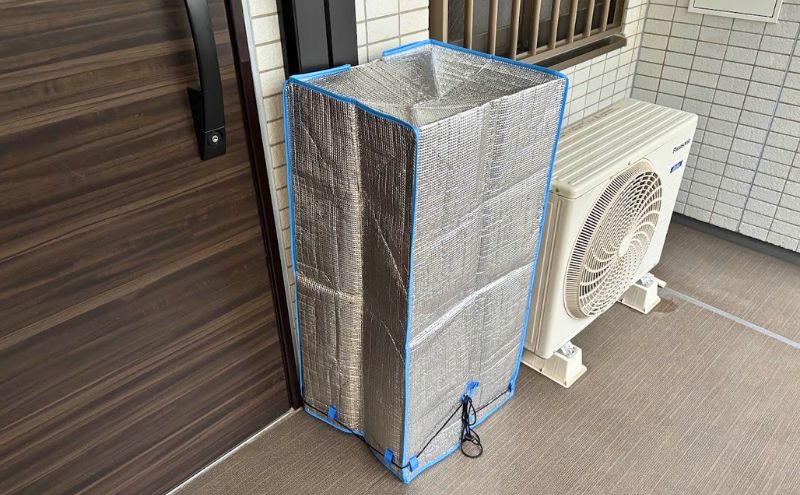不在時に玄関前へ置き配されたコープデリの保冷バッグ
