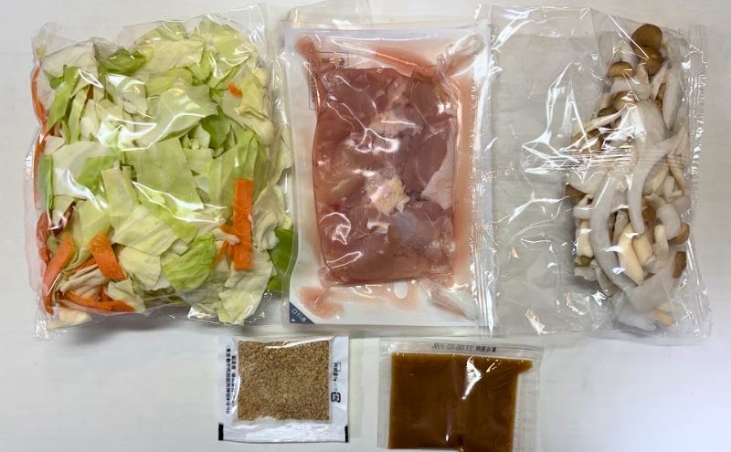 コープデリのミールキットの中身。カット野菜・鶏肉・きのこ・調味料が小分けになっている