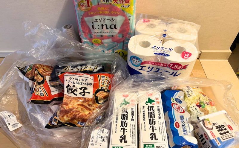 コープデリで届いた冷凍餃子・低脂肪牛乳と、トイレットペーパー・ティッシュなどの日用品