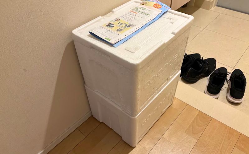 玄関に置かれたコープデリの発泡スチロール製の保冷箱。次の配達まで預かる