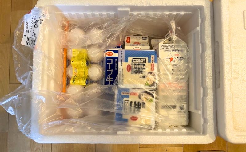 コープデリの保冷箱の中身。コープ牛乳や低脂肪乳、豆腐など毎週の定番が入っている