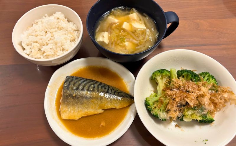 コープデリのサバの味噌煮と冷凍ブロッコリーを使った平日の夕食。ご飯とみそ汁付き