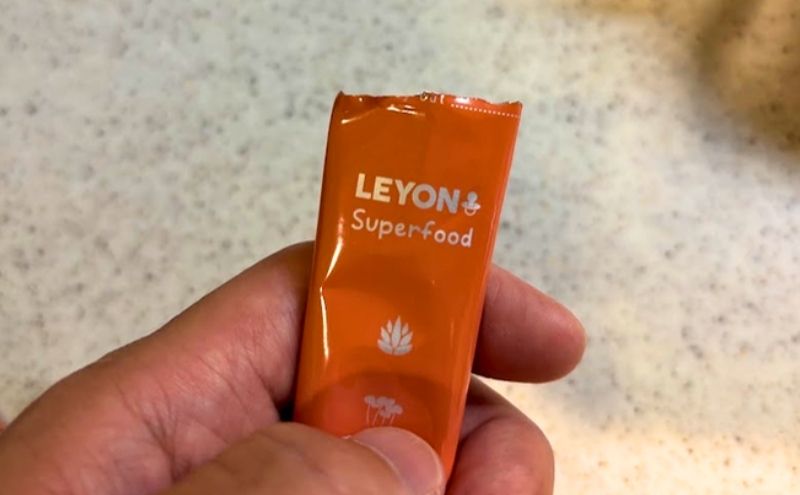レヨンスーパーフードのスティックを開封