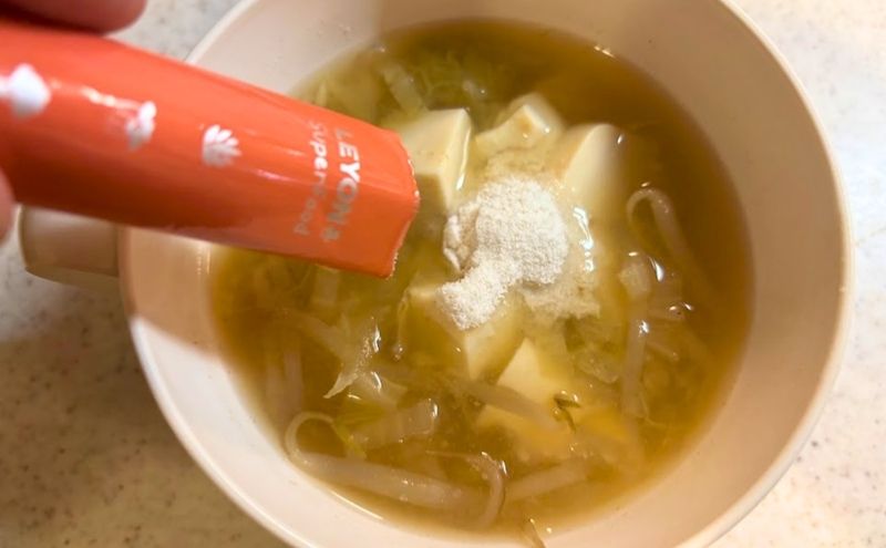 味噌汁に入れた直後のレヨンスーパーフード