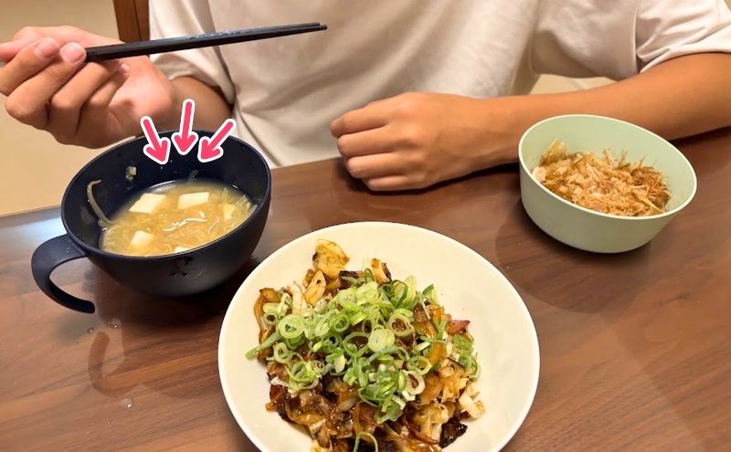 レヨンスーパーフード入りの味噌汁を食べる14歳の長男