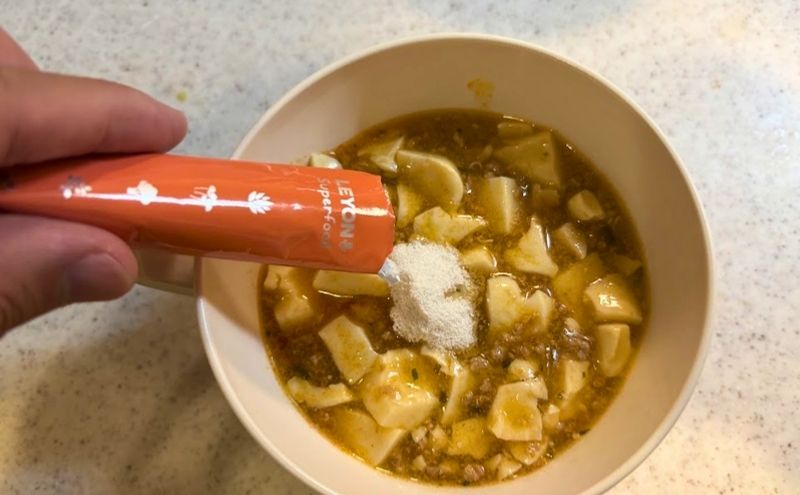 麻婆豆腐にレヨンスーパーフードを入れる