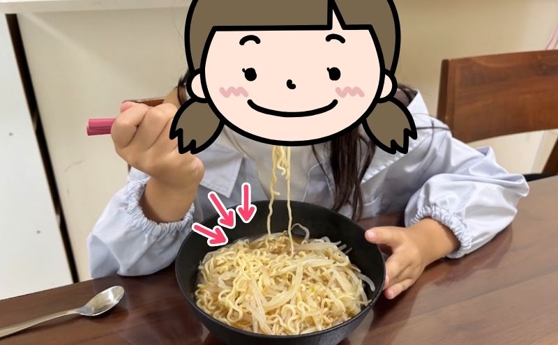 レヨンスーパーフード入りのラーメンを食べる10歳の長女