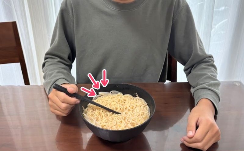 レヨンスーパーフード入りのラーメンを食べる14歳の長男