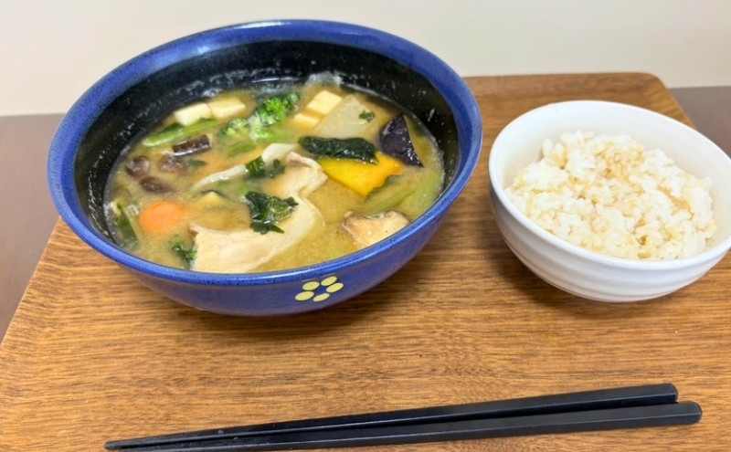 ミソベーションの味噌鍋にご飯を添えた日