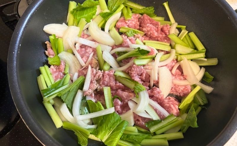 小松菜・玉ねぎと豚ひき肉をフライパンへ