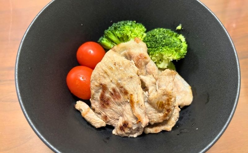 産直豚カタロース切落し(塩焼きを盛り付け)