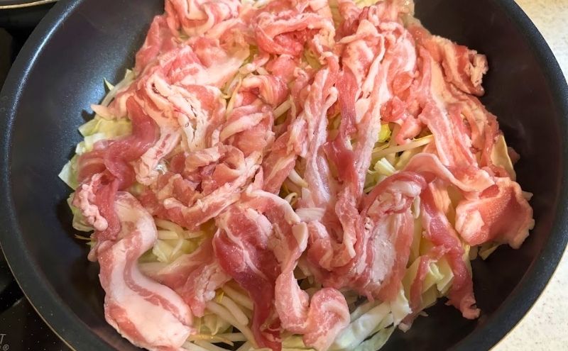 野菜と一緒にフライパンへ