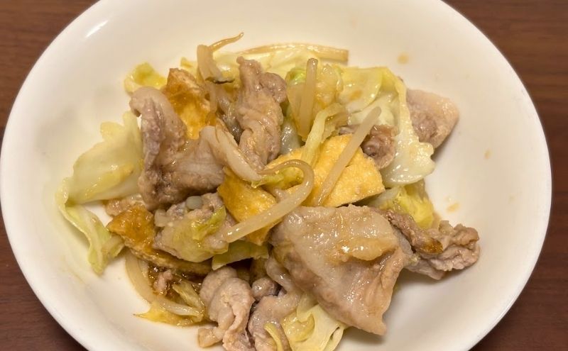 肉野菜炒めを盛り付け