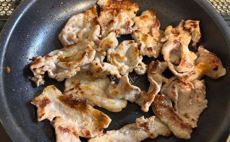 日本のこめ豚カタ・モモ切落し(焼いたところ)