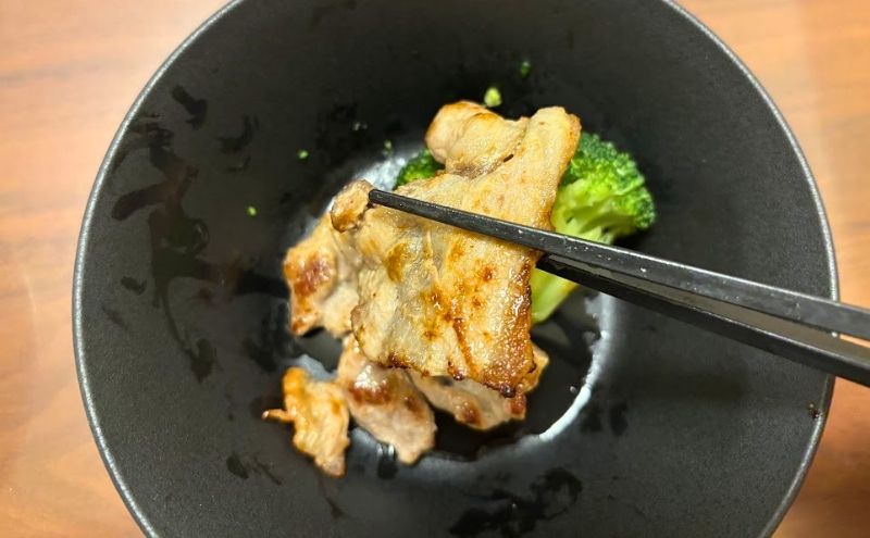 日本のこめ豚カタ・モモ切落し(箸で持ち上げたところ)
