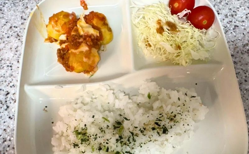 子供用のプレートに盛ったシェフの無添つくりおき
